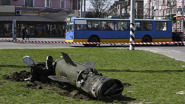  Tochka-U导弹躺在地上的碎片在Kramatorsk攻击在火车站之后,2022年4月8日“宽度= 