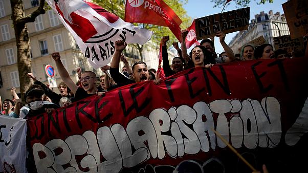 演示2022年4月16日，周六，在巴黎举行的一场反对极右翼的抗议活动中，nstrators举着一条横幅，上面写着:反对勒庞。