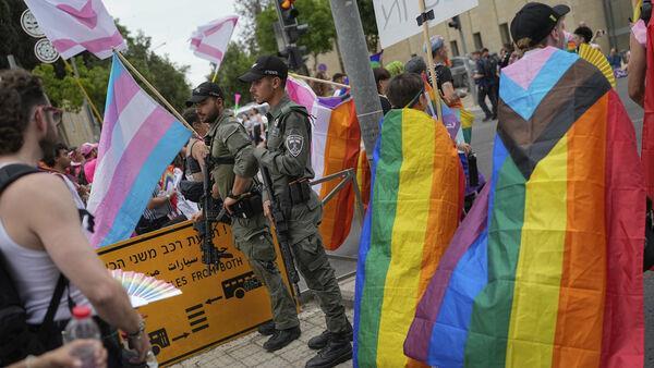 Thousands march in Jerusalem Pride parade